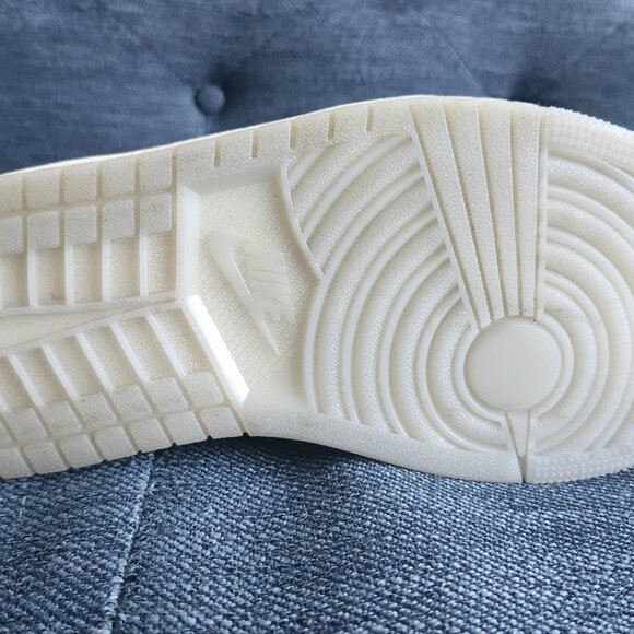 Air Jordan 1 Retro Low OG ‘Year of the Dragon’ - Picture 9 of 16